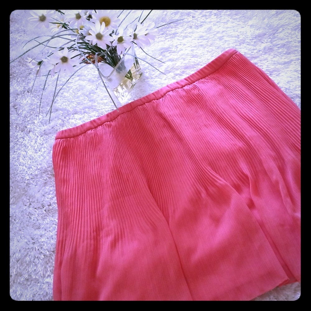 ⬇️ Zara peach/ pink/ coral Pleated skirt
